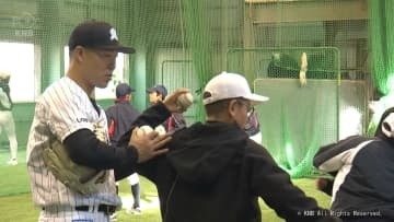 千葉ロッテ西野勇士投手　地元高岡で子どもたちを指導