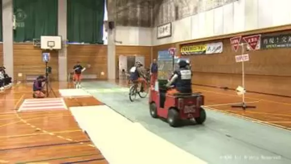 スタントマンが実演　自転車の交通安全教室