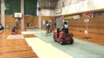 スタントマンが実演　自転車の交通安全教室