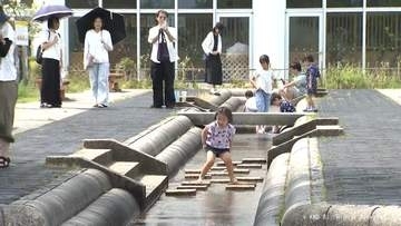 おとぎの森公園では水遊びの子どもたちも　富山県内全観測地点で真夏日