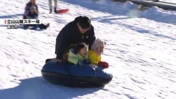 雪不足で営業開始が遅れましたが・・・青空のもとゲレンデにぎわう　富山市の立山山麓スキー場