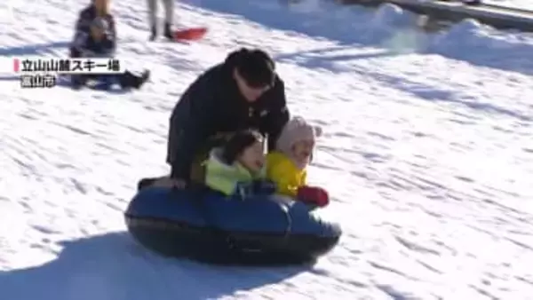 雪不足で営業開始が遅れましたが・・・青空のもとゲレンデにぎわう　富山市の立山山麓スキー場
