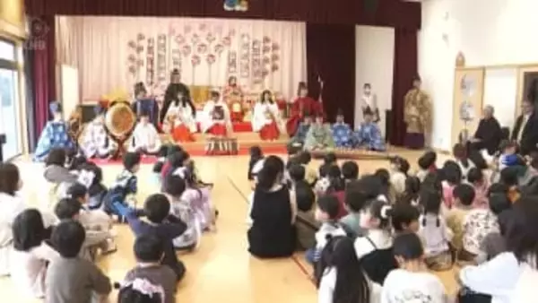 雅な衣装で保護者ら「ひな人形」に　桃の節句祝う　砺波市