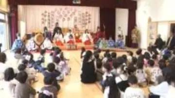 雅な衣装で保護者ら「ひな人形」に　桃の節句祝う　砺波市