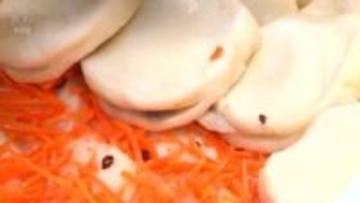 冬の味覚　南砺市特産「かぶら寿し」の漬け込みが最盛期