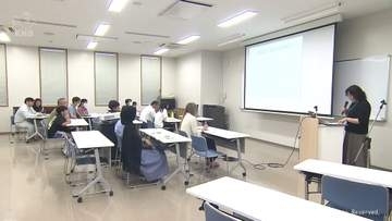 富山県内初の公立夜間中学「高志のあかり中学校」　開校前に体験授業