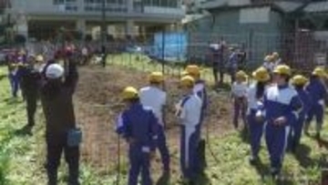 学校の畑を守れ　富山市の小学校で児童と地域住民が電気柵設置