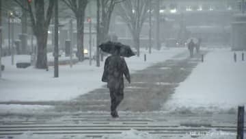富山県内は雪が降り続く　あすにかけて大雪に注意を