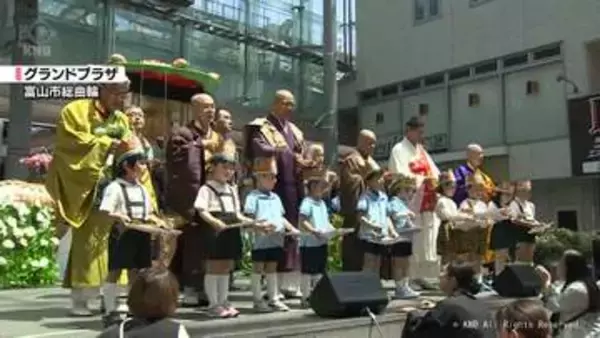 小さな手をあわせ　釈迦の誕生祝う花まつり　富山市のまちなか