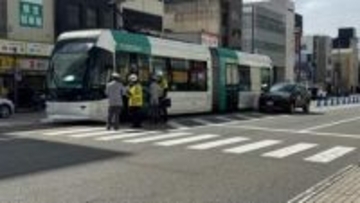 富山市　環状線の市内電車と車が衝突