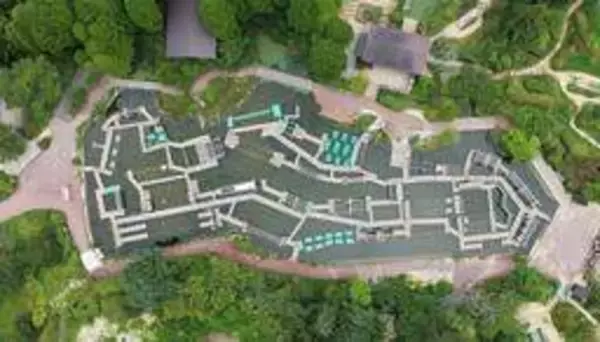六甲山上にナスカの地上絵?!　失敗すれば池に…自然の中でレジャー満喫　人気の水上アスレチック