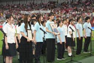 「しあわせ運べるように」ノエビアスタジアム神戸で合唱　作者の臼井さん悼み、教え子の神戸親和大生ら33人