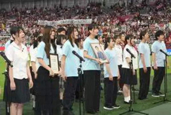 「しあわせ運べるように」ノエビアスタジアム神戸で合唱　作者の臼井さん悼み、教え子の神戸親和大生ら33人
