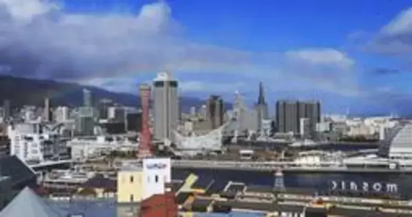 青空の神戸港、七色の虹かかる