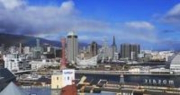 青空の神戸港、七色の虹かかる