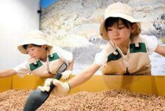 キッザニア甲子園で気分は考古学者、花火師　期間限定パビリオン　化石の発掘や模擬玉作り体験
