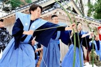 源氏に見立てた的へ、放つ101本の矢　兵庫・香美町の神社で伝統行事「百手の儀式」