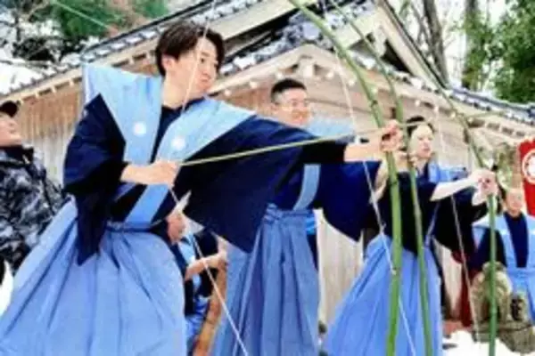 源氏に見立てた的へ、放つ101本の矢　兵庫・香美町の神社で伝統行事「百手の儀式」