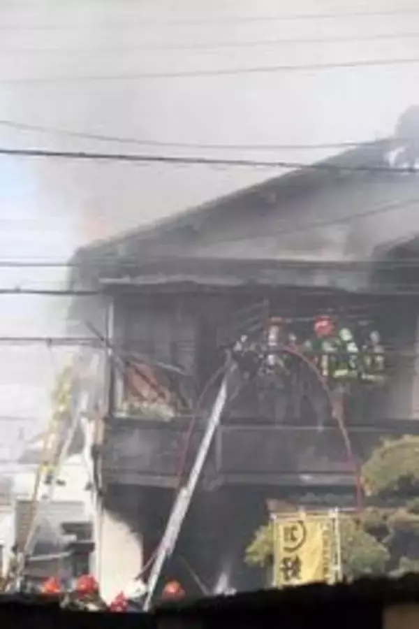 兵庫・伊丹で民家全焼、けが人はなし