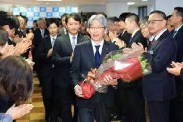服部副知事が退任式　1人体制で1年8カ月、知事失職中は職務代理者も　「兵庫の看板に誇りを」