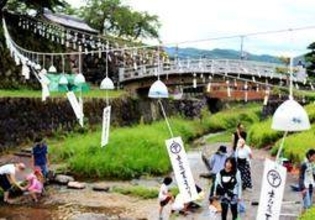 谷山川に出石焼の風鈴400個　涼しげな音色響かせる　豊岡・出石城跡近く