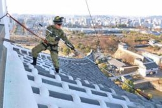 姫路城　新年をより白く美しく　陸自のレンジャー隊員ら約350人、年末恒例のすす払い