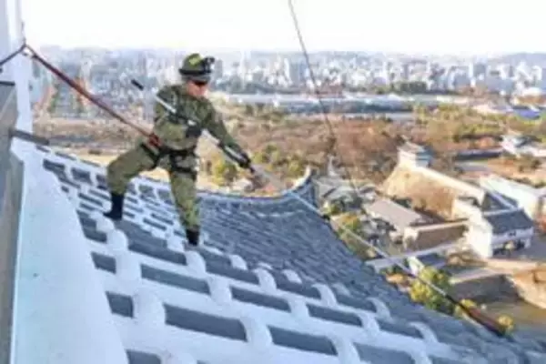 姫路城　新年をより白く美しく　陸自のレンジャー隊員ら約350人、年末恒例のすす払い