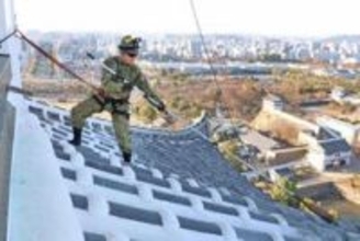 姫路城　新年をより白く美しく　陸自のレンジャー隊員ら約350人、年末恒例のすす払い　　