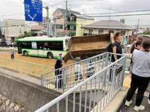 神戸市バスと衝突した大型トラック横転、運転男性が重傷か　現場に積み荷の土砂散乱　灘区
