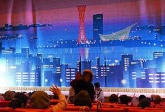 織り成す港の夜明け　復興への希望と重なる思い　神戸・新開地劇場