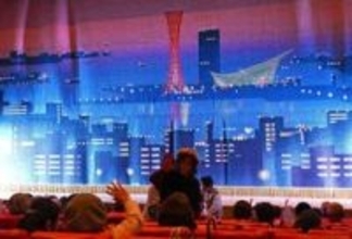 織り成す港の夜明け　復興への希望と重なる思い　神戸・新開地劇場