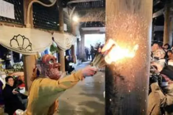 蓮花寺で鬼踊り披露　火の粉散らして勇壮な舞い　兵庫・三木