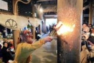 蓮花寺で鬼踊り披露　火の粉散らして勇壮な舞い　兵庫・三木