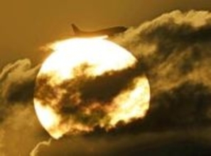 山上から望むドラマチックな一瞬、旅客機と朝日が共演　神戸空港開港20年、さらなる飛躍期待