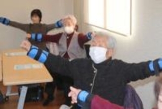長寿の秘けつは働くこと？　数え年100歳の女性が元気に百歳体操、週1回の集いに皆勤
