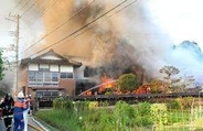 豊岡で民家火災、2棟に延焼　住人の男性が軽いやけど