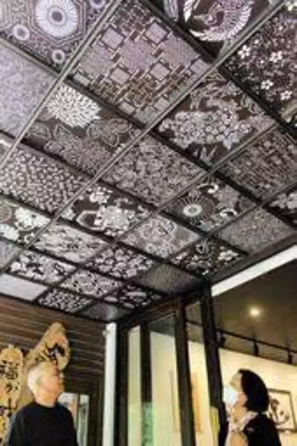 伝統工芸「染め型紙」が生むほのかな明かり　ギャラリーに格子天井登場　兵庫・三木