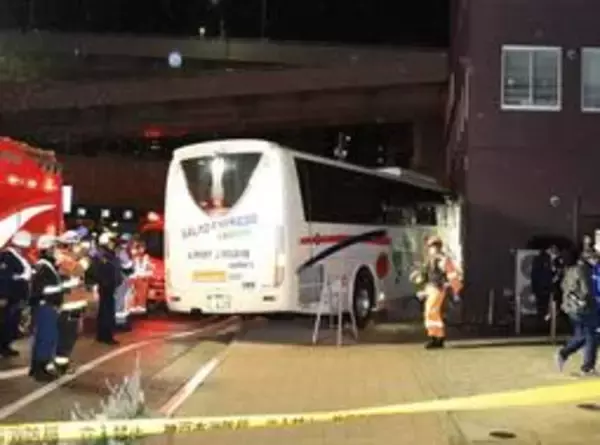 大型の空港バスが歩道乗り上げビルに衝突　運転手や乗客4人を搬送　神戸