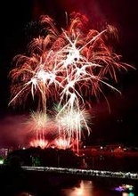 相生湾の夜空、カラフルに染める5千発　ペーロン祭前夜祭の海上花火大会　