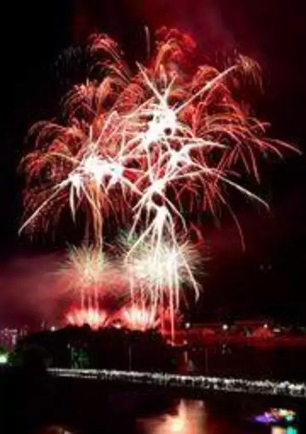 相生湾の夜空、カラフルに染める5千発　ペーロン祭前夜祭の海上花火大会　