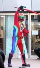 大阪発ヒーロー「トマト刑事」、兵庫でも人気上昇中　野菜好きの味方、好物は子どもの成長さ!