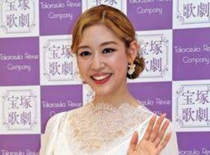 宝塚月組トップ娘役・天紫珠李さん退団会見　男役から転向「進化続け、私にかできない娘役を」