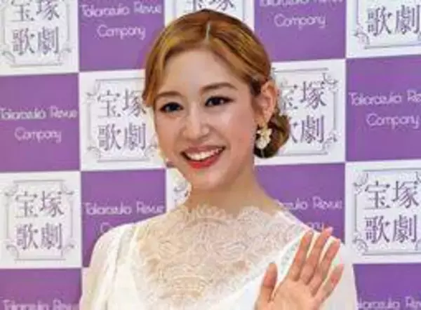 宝塚月組トップ娘役・天紫珠李さん退団会見　男役から転向「進化続け、私しかできない娘役を」