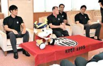リーグ優勝のヴィッセルとINAC、神戸市役所を訪問　スキッベ監督「今季も強さを示したい」