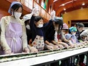 30メートルの巨大巻きずし完成!　兵庫・豊岡で児童ら150人挑戦