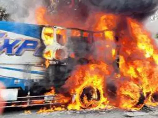 中国自動車道でトラック全焼、積み荷が14時間半燃える　渋滞は12キロ　西宮山口JCT付近