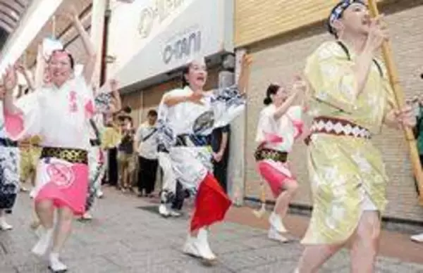 俳優キムラ緑子さん「島を愛する人たちと踊れて幸せ」　故郷洲本でおどり大会に初参加　声援に笑顔