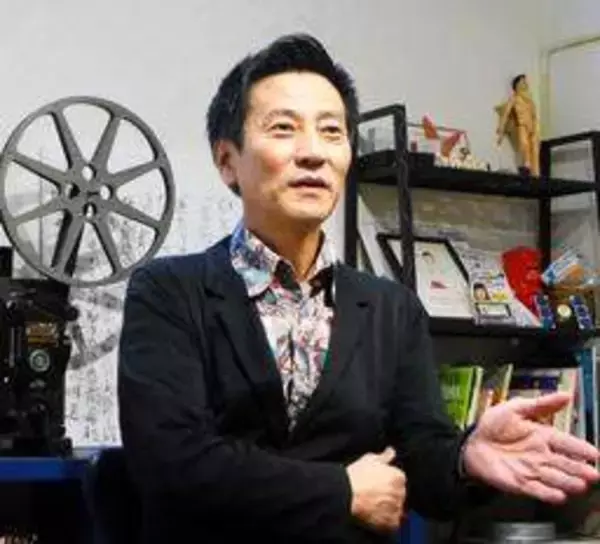 俳優、自らを演じる　映画「津田寛治に撮休はない」　名脇役の日常に潜む謎　8日まで神戸で公開
