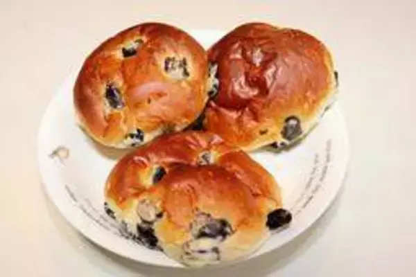 ひとくち頰張れば黒豆の濃厚な味わいと香り　売り切れ必至、「小西のパン」の黒豆パン　丹波のイッピン