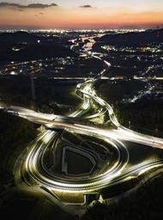 きらめく大河、夕暮れの東播磨道　加古川から海へと続く光の道　兵庫